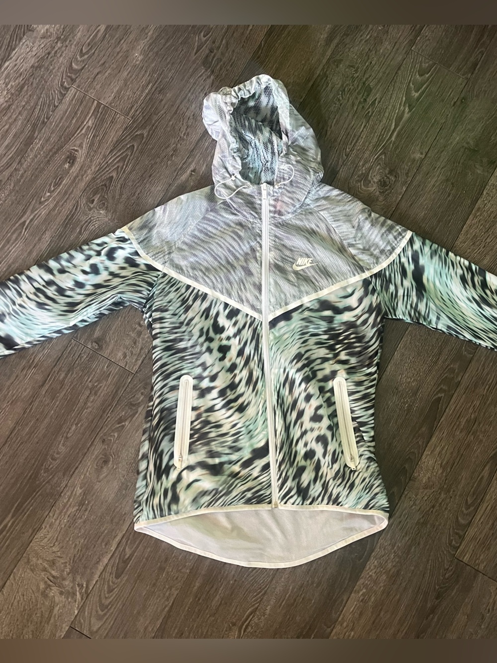 Nike Tech Hyperfuse Printed Windrunner Jacket – Women’s M